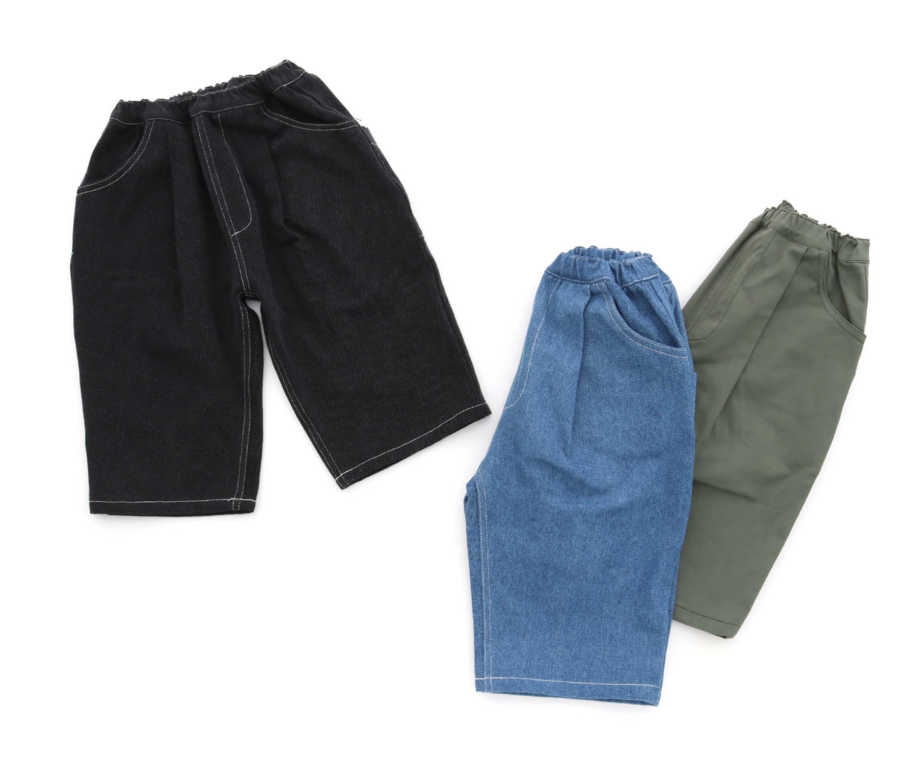 ゆるシルエットのワイドタックパンツ